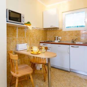 OTOK KRK, MALINSKA - Renovirana apartmanska kuća u blizini mora