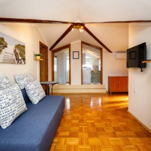 OTOK KRK, MALINSKA - Renovirana apartmanska kuća u blizini mora