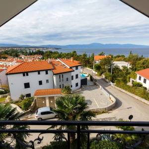 OTOK KRK, MALINSKA - Renovirana apartmanska kuća u blizini mora