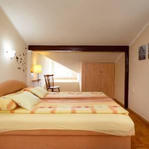 OTOK KRK, MALINSKA - Renovirana apartmanska kuća u blizini mora