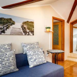 OTOK KRK, MALINSKA - Renovirana apartmanska kuća u blizini mora