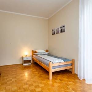 OTOK KRK, MALINSKA - Renovirana apartmanska kuća u blizini mora