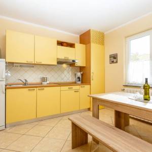 OTOK KRK, MALINSKA - Renovirana apartmanska kuća u blizini mora