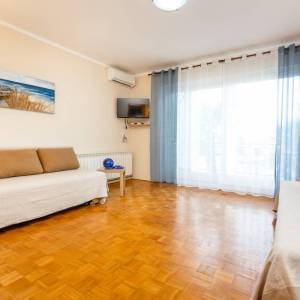 OTOK KRK, MALINSKA - Renovirana apartmanska kuća u blizini mora