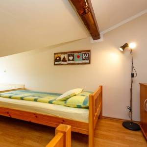 OTOK KRK, MALINSKA - Renovirana apartmanska kuća u blizini mora