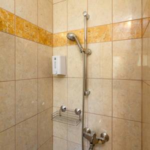 OTOK KRK, MALINSKA - Renovirana apartmanska kuća u blizini mora