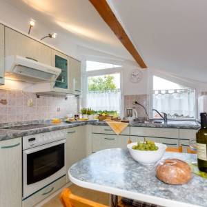 OTOK KRK, MALINSKA - Renovirana apartmanska kuća u blizini mora