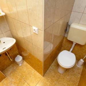 OTOK KRK, MALINSKA - Renovirana apartmanska kuća u blizini mora