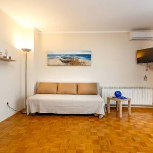 OTOK KRK, MALINSKA - Renovirana apartmanska kuća u blizini mora