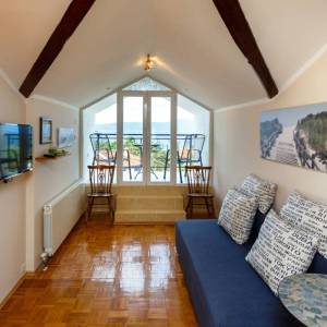 OTOK KRK, MALINSKA - Renovirana apartmanska kuća u blizini mora