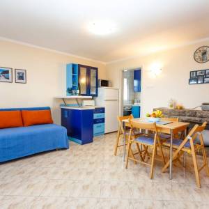 OTOK KRK, MALINSKA - Renovirana apartmanska kuća u blizini mora