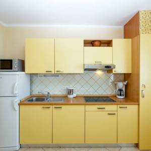 OTOK KRK, MALINSKA - Renovirana apartmanska kuća u blizini mora