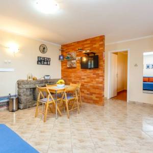 OTOK KRK, MALINSKA - Renovirana apartmanska kuća u blizini mora