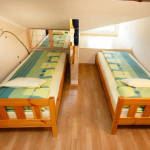 OTOK KRK, MALINSKA - Renovirana apartmanska kuća u blizini mora