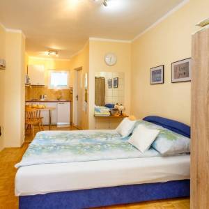 OTOK KRK, MALINSKA - Renovirana apartmanska kuća u blizini mora