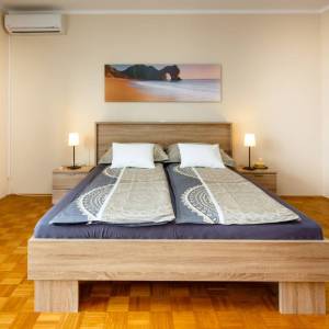 OTOK KRK, MALINSKA - Renovirana apartmanska kuća u blizini mora