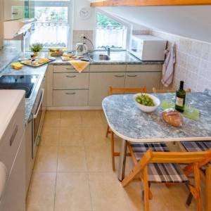 OTOK KRK, MALINSKA - Renovirana apartmanska kuća u blizini mora