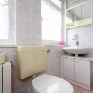 OTOK KRK, MALINSKA - Renovirana apartmanska kuća u blizini mora