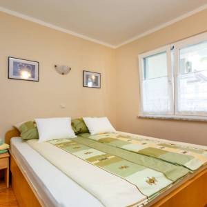 OTOK KRK, MALINSKA - Renovirana apartmanska kuća u blizini mora