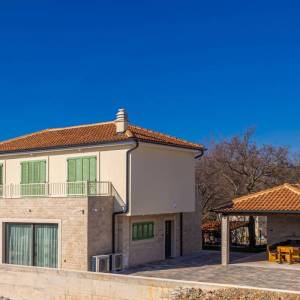 OTOK KRK, MALINSKA - Rustikalna villa s bazenom i pogledom na more