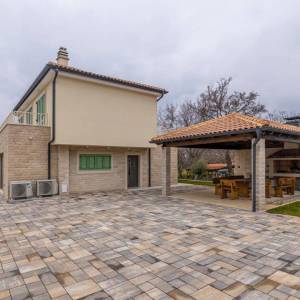 OTOK KRK, MALINSKA - Rustikalna villa s bazenom i pogledom na more