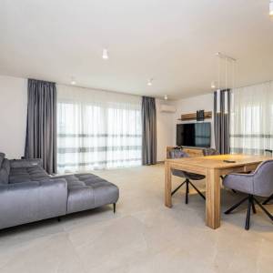 OTOK KRK, MALINSKA - Rustikalna villa s bazenom i pogledom na more