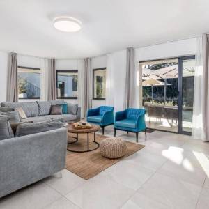 OTOK KRK, MALINSKA - Vila prvi red do mora