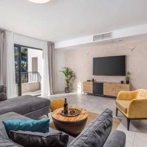 OTOK KRK, MALINSKA - Vila prvi red do mora