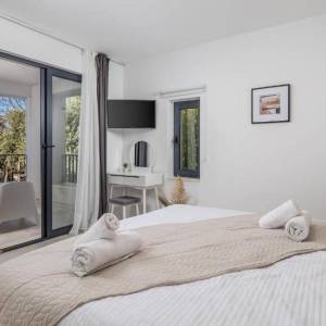 OTOK KRK, MALINSKA - Vila prvi red do mora