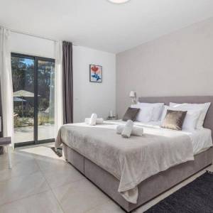 OTOK KRK, MALINSKA - Vila prvi red do mora