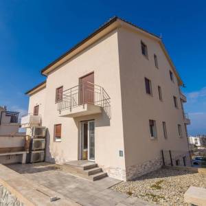 OTOK KRK, NJIVICE - Apartman u prizemlju s okućnicom 