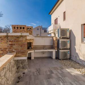 OTOK KRK, NJIVICE - Apartman u prizemlju s okućnicom 