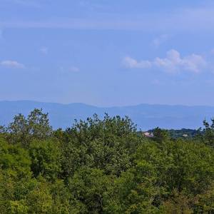 Otok Krk, okolica Dobrinja - Apartman u novogradnji s bazenom i pogledom na more