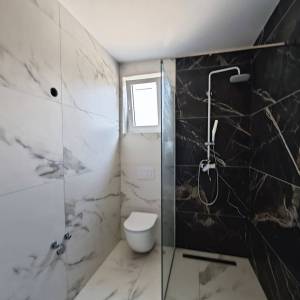 Otok Krk, okolica Dobrinja - Apartman u novogradnji s bazenom i pogledom na more