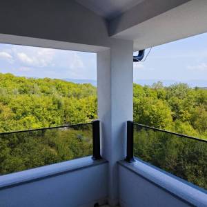 Otok Krk, okolica Dobrinja - Apartman u novogradnji s bazenom i pogledom na more