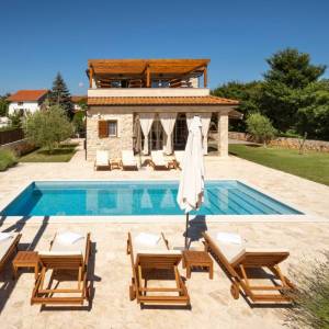 Otok Krk, okolica Dobrinja - kamena vila s bazenom