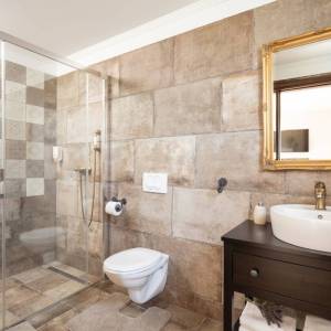 Otok Krk, okolica Dobrinja - kamena vila s bazenom