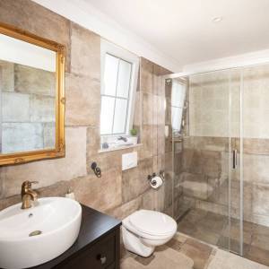 Otok Krk, okolica Dobrinja - kamena vila s bazenom