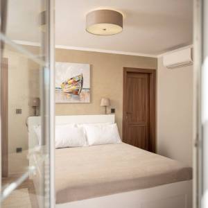 Otok Krk, okolica Dobrinja - kamena vila s bazenom