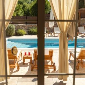 Otok Krk, okolica Dobrinja - kamena vila s bazenom