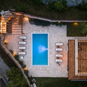 Otok Krk, okolica Dobrinja - kamena vila s bazenom