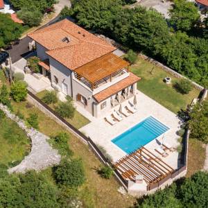 Otok Krk, okolica Dobrinja - kamena vila s bazenom