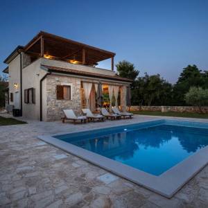 Otok Krk, okolica Dobrinja - kamena vila s bazenom