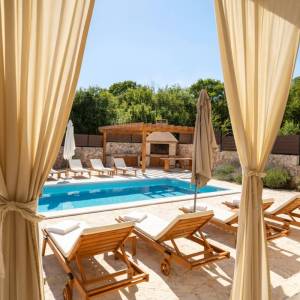 Otok Krk, okolica Dobrinja - kamena vila s bazenom