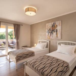 Otok Krk, okolica Dobrinja - kamena vila s bazenom