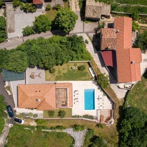 Otok Krk, okolica Dobrinja - kamena vila s bazenom