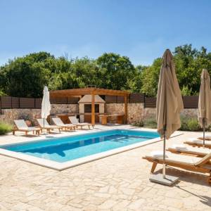 Otok Krk, okolica Dobrinja - kamena vila s bazenom