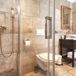 Otok Krk, okolica Dobrinja - kamena vila s bazenom