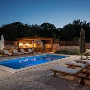 Otok Krk, okolica Dobrinja - kamena vila s bazenom