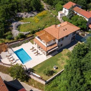 Otok Krk, okolica Dobrinja - kamena vila s bazenom